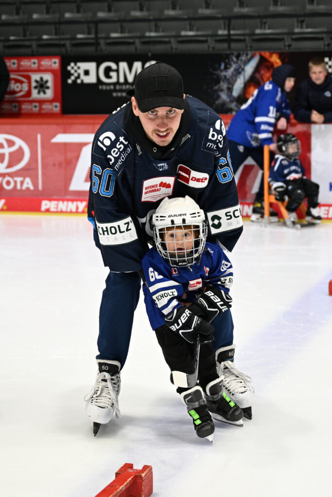 Helios-Arena Schwenningen: Kinder machen bei Kids on Ice erste Erfahrungen  auf den Kufen - Villingen-Schwenningen & Umgebung - Schwarzwälder Bote