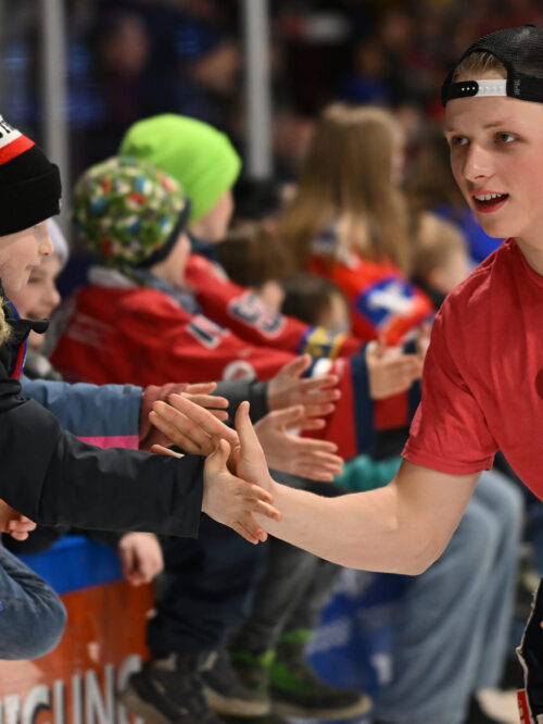 Niclas Hempel beim Low-Five mit jungen Fans.