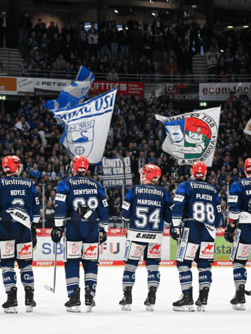 Die WILD WINGS jubeln mit ihren Fans.
