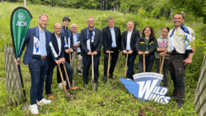 Gemeinsame Baumpflanzaktion mit der AOK Schwarzwald-Baar-Heuberg.