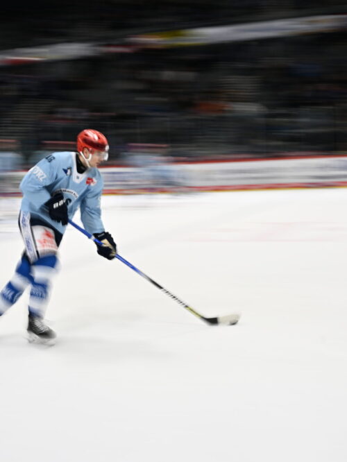 WILD WINGS Verteidiger Arkadiusz Dziambor beim Warm Up.