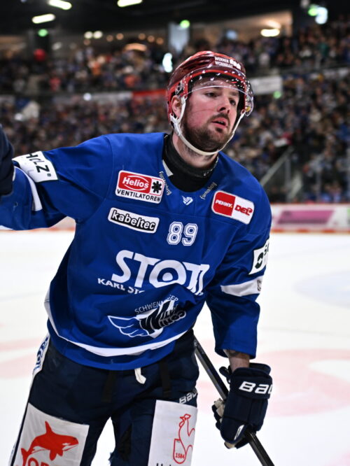 Zach Senysyhn fährt zum Jubel mit seinen Teamkameraden an die Bande.